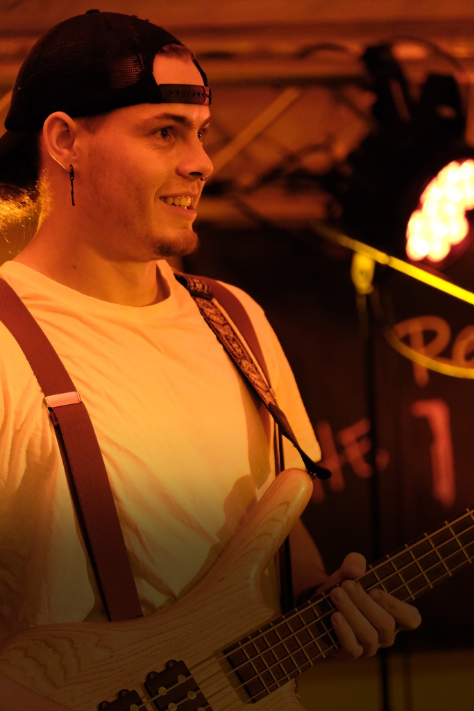 Jean-Bassiste : bassiste du groupe "The Red Straps"